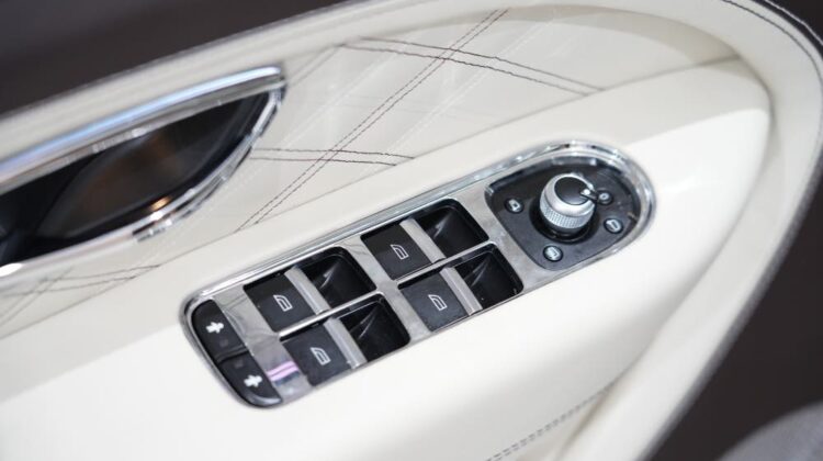 BENTLEY BENTAYGA FIRST EDITION AZURE