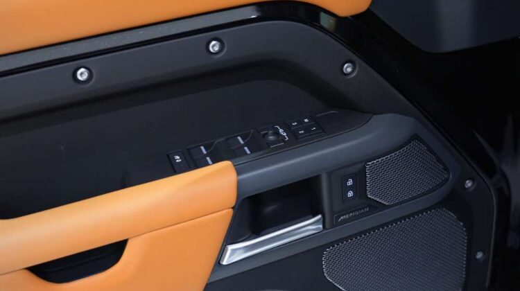 DEFENDER X-DYNAMIC SE 300PS 2.0TC I4 4WD