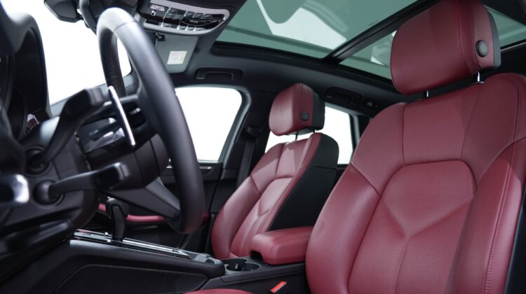 PORSCHE MACAN