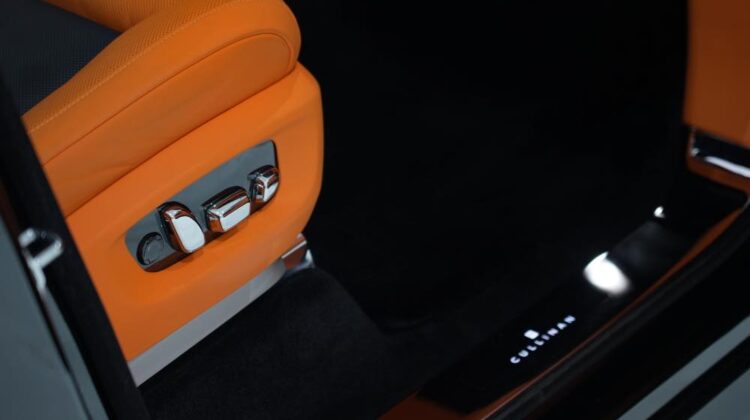 ROLLS ROYCE CULLINAN SILVER BADGE