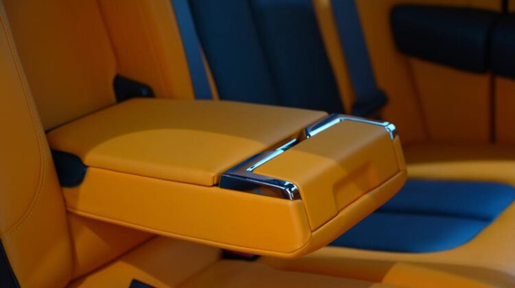 ROLLS ROYCE CULLINAN SILVER BADGE