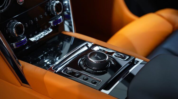 ROLLS ROYCE CULLINAN SILVER BADGE