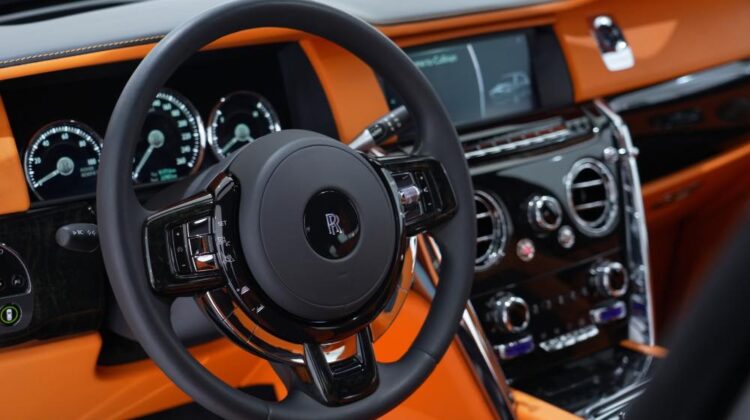 ROLLS ROYCE CULLINAN SILVER BADGE