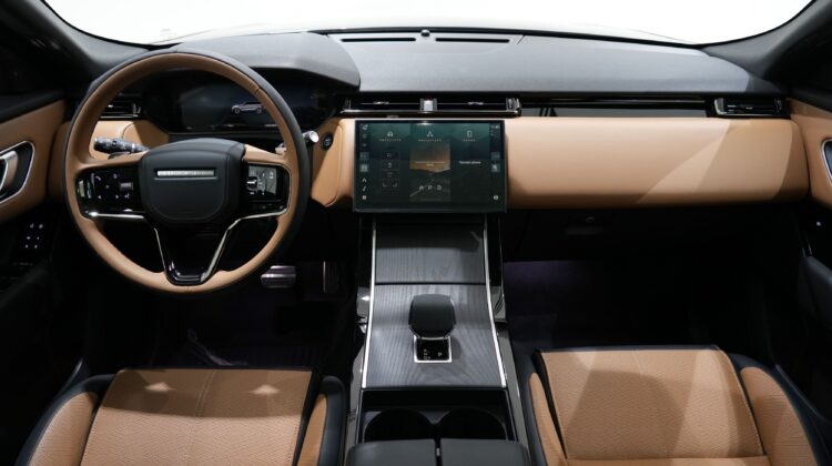 RANGE ROVER VELAR HSE DYNAMIC P – 250