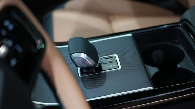 RANGE ROVER VELAR HSE DYNAMIC P – 250