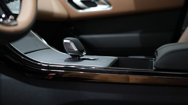 RANGE ROVER VELAR HSE DYNAMIC P – 250