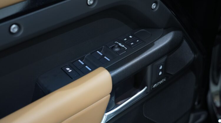 LAND ROVER DEFENDER 110 V8 EDITION P525