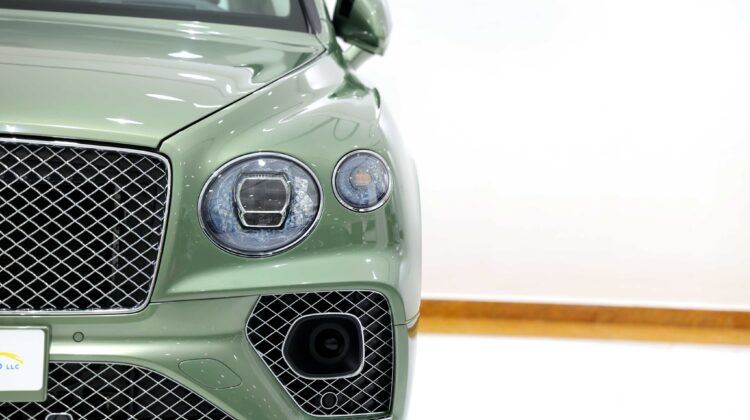 Bentley Bentayga Azure V8 – 2023 | Alpine Green