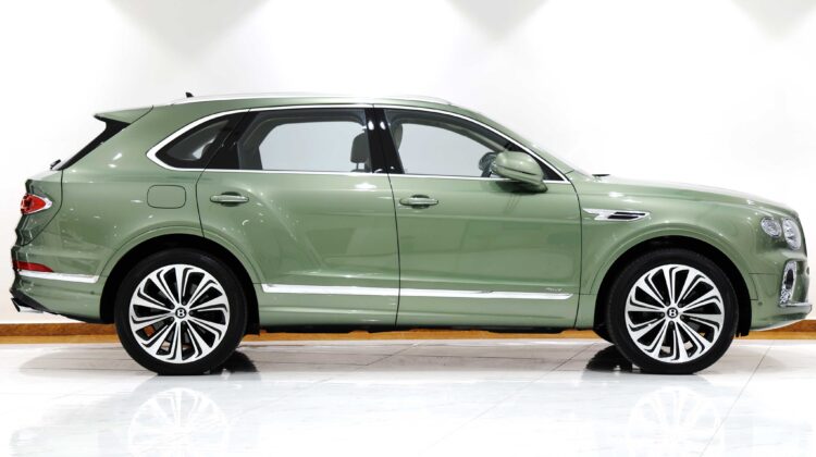 Bentley Bentayga Azure V8 – 2023 | Alpine Green