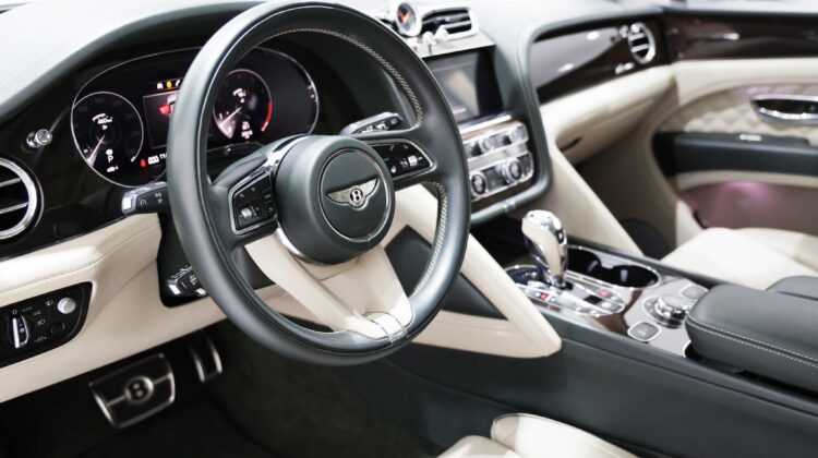 Bentley Bentayga Azure V8 – 2023 | Alpine Green