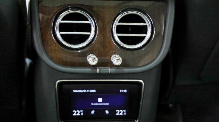 Bentley Bentayga Azure V8 – 2023 | Alpine Green