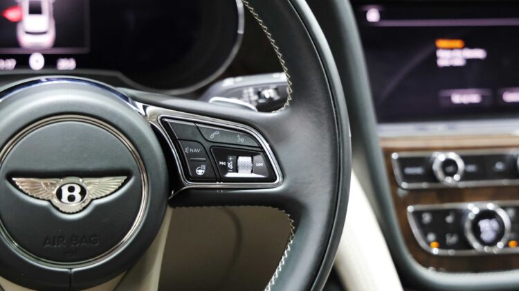 Bentley Bentayga Azure V8 – 2023 | Alpine Green