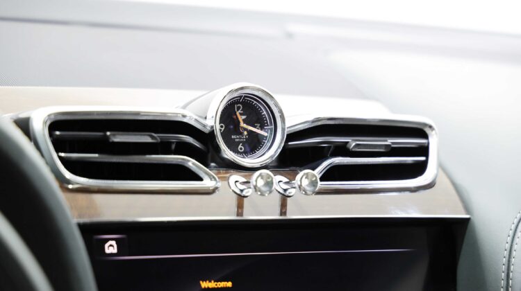 Bentley Bentayga Azure V8 – 2023 | Alpine Green