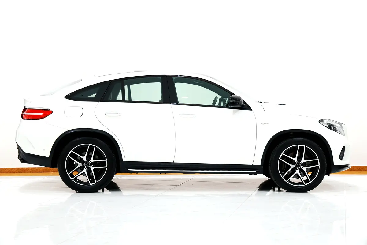 Flawless Mirror Finish and Clear Coat Paint Repair in Dubai